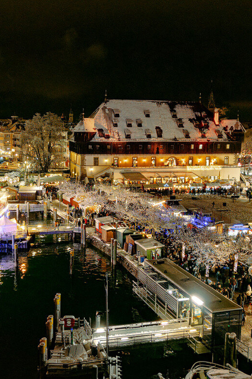 konstanz-stadtgarten-hafen-konzil-weihnachtsschiff-weihnachtsmarkt-schnee-luftbild-abend-02-copyright-achim-mende konstanz-stadtgarten-hafen-konzil-weihnachtsschiff-weihnachtsmarkt-schnee-luftbild-abend-02-copyright-achim-mende